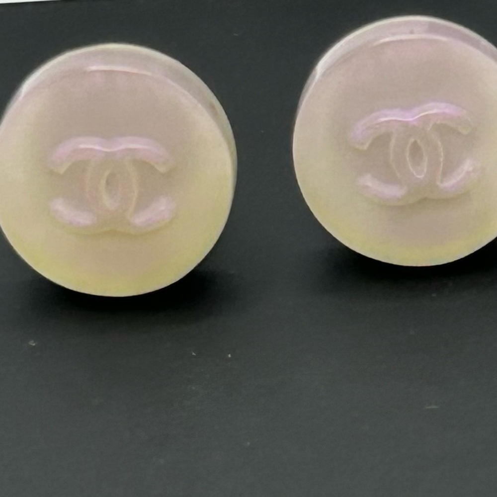 CHANEL White and Pink Iridescent CC Logo Clip Earrings - Picture 5 of 10
